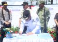 Gubernur Sumsel, Herman Deru menyaksikan Bupati Muba, Toha Tohet menandatangani berita acara ikrar bersama pada Apel Ikrar Bersama dan Launching Tata Kelola Sumur Minyak Masyarakat sesuai Permen ESDM Nomor 14 Tahun 2025 di Lapangan Sepak Bola Polsek Keluang, Muba, Rabu (13/5/2026). (fornews.co/foto: ist)