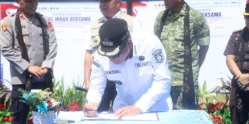 Gubernur Sumsel, Herman Deru menyaksikan Bupati Muba, Toha Tohet menandatangani berita acara ikrar bersama pada Apel Ikrar Bersama dan Launching Tata Kelola Sumur Minyak Masyarakat sesuai Permen ESDM Nomor 14 Tahun 2025 di Lapangan Sepak Bola Polsek Keluang, Muba, Rabu (13/5/2026). (fornews.co/foto: ist)