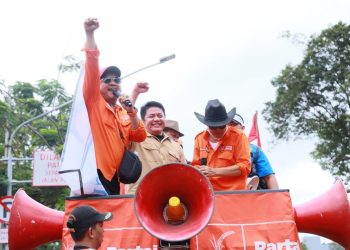 Gubernur Sumsel, Herman Deru saat berbicara pada massa buruh pada aksi May Day, awal Mei kemarin.(fornews.co/foto: ist)