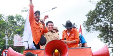Gubernur Sumsel, Herman Deru saat berbicara pada massa buruh pada aksi May Day, awal Mei kemarin.(fornews.co/foto: ist)