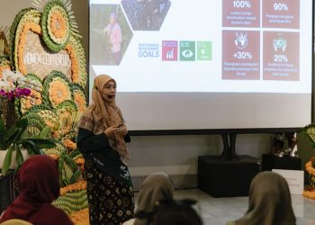 Founder Kriya Kite, Aziza Nurul Amanah, saat berbicara pada Women Ecopreneurs Market Day, di Sudamala Resort, Sanur, Bali, pada Sabtu (9/5/2026) kemarin. (fornews.co/foto: ist)