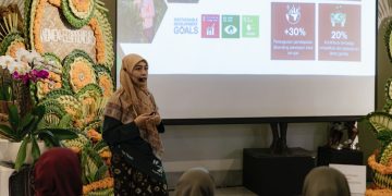 Founder Kriya Kite, Aziza Nurul Amanah, saat berbicara pada Women Ecopreneurs Market Day, di Sudamala Resort, Sanur, Bali, pada Sabtu (9/5/2026) kemarin. (fornews.co/foto: ist)