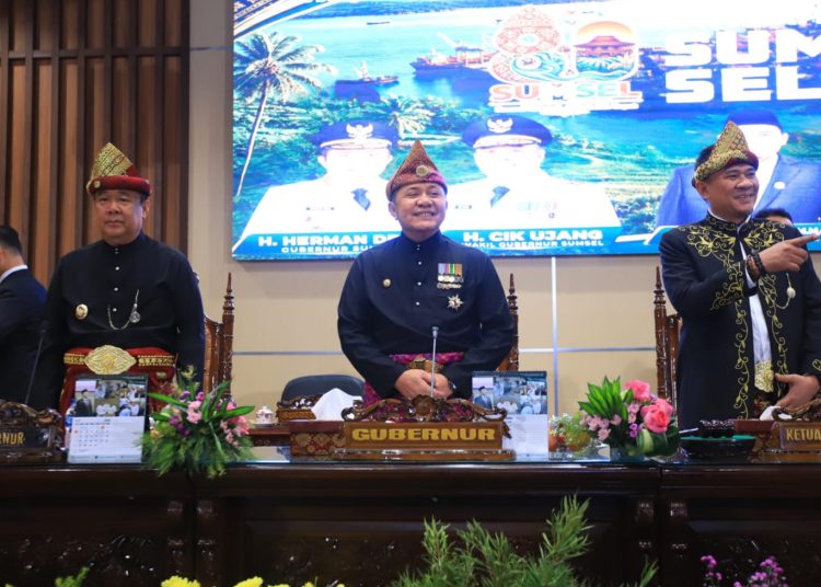 Gubernur Sumsel, Herman Deru, didampingi Wakil Gubernur Sumsel, Cik Ujang dan Ketua DPRD Sumsel, Andie Dinialdie, pada Rapat Paripurna Istimewa Hari Jadi ke-80 Provinsi Sumsel di Ruang Rapat Paripurna DPRD Sumsel, Senin (18/5/2026). (fornews.co/ist)