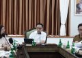 Direktur Eksekutif WALHI Sumsel, Ersyah Hairunisah Suhada menyerahkan sejumlah langkah konkret kepada Wali Kota Palembang, Ratu Dewa, usai audiensi, Senin (18/5/2026). (fornews.co/foto: ist)