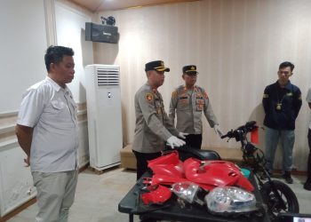 Kapolsek Sukarami, Kompol Alex Andriyan didampingi Wakapolsek AKP S Naibaho, menunjukan barang bukti, saat jumpa pers di Mapolsek Sukarami, Rabu (20/5/2026). (fornews.co/foto:ist)