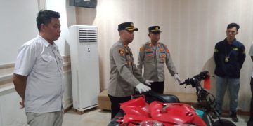 Kapolsek Sukarami, Kompol Alex Andriyan didampingi Wakapolsek AKP S Naibaho, menunjukan barang bukti, saat jumpa pers di Mapolsek Sukarami, Rabu (20/5/2026). (fornews.co/foto:ist)