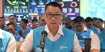 Direktur Utama PLN, Darmawan Prasodjo, didampingi jajaran direksi PLN saat konferensi pers di Kantor Pusat PLN, Sabtu (23/5/2026). (fornews.co/foto: ist)