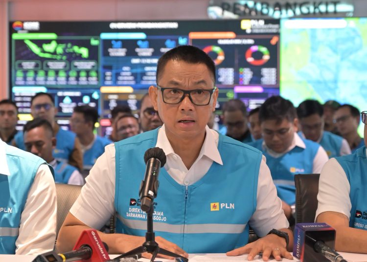 Direktur Utama PLN, Darmawan Prasodjo, didampingi jajaran direksi PLN saat konferensi pers di Kantor Pusat PLN, Sabtu (23/5/2026). (fornews.co/foto: ist)
