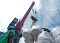 Pekerja sedang melakukan bongkar muat pupuk kemasan jenis Muriate of Potash (MOP) milik PT Pusri yang dioperatori PT Pelabuhan Tanjung Priok (PTP Nonpetikemas) Cabang Palembang di Pelabuhan Boombaru, Rabu (15/5/2026). (fornews.co/foto: Mushaful Imam)