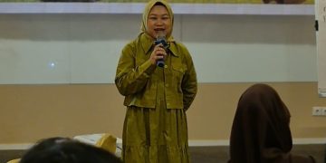 Field Coordinator Yayasan Mitra Hijau wilayah Sumatera Selatan, Ressy Tri Mulyani, SH, MH saat berbicara pada Pelatihan Pengemasan dan Desain Label Produk UMKM bagi Forum Perempuan Energi Berkeadilan di Palembang, Rabu (6/5/2026). (fornews.vo/ist)