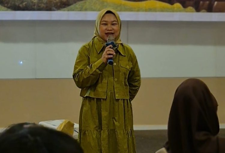 Field Coordinator Yayasan Mitra Hijau wilayah Sumatera Selatan, Ressy Tri Mulyani, SH, MH saat berbicara pada Pelatihan Pengemasan dan Desain Label Produk UMKM bagi Forum Perempuan Energi Berkeadilan di Palembang, Rabu (6/5/2026). (fornews.vo/ist)