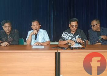 Penasehat Hukum Pelapor Budiman dari Kantor Hukum Arya Aditya and Partners didampingi Rahmad Hartoyo, SH, MH; dan Sumardi, SH, saat memberikan keterangan kepada awak media, Kamis (7/5/2026). (fornews.co/foto: sidratul muntaha)