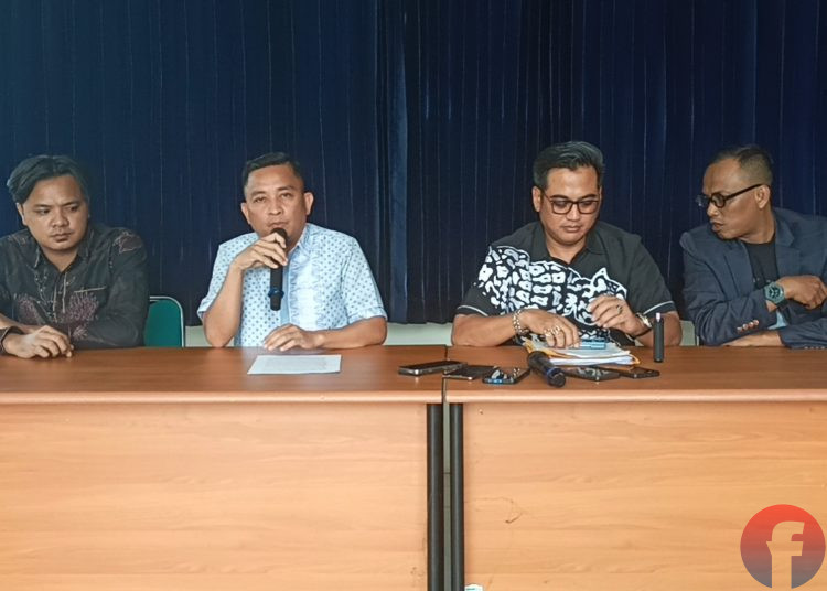 Penasehat Hukum Pelapor Budiman dari Kantor Hukum Arya Aditya and Partners didampingi Rahmad Hartoyo, SH, MH; dan Sumardi, SH, saat memberikan keterangan kepada awak media, Kamis (7/5/2026). (fornews.co/foto: sidratul muntaha)