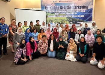 Peserta dan narasumber usai pelatihan Digital Marketing untuk Meningkatkan Pemasaran Produk yang digagas Yayasan Mitra Hijau, di Hotel The Zuri Palembang, Kamis (7/5/2026). (fornews.co/foto: ist)