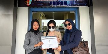 Tim Kuasa Hukum Korban SA, dari SHS Law Firm saat melaporkan okum polisi RSM ke SPKT Polda Sumsel, Selasa (19/5/2026). (fornews.co/foto: ist)