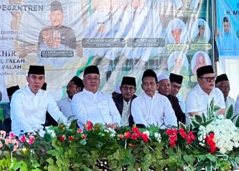 Wagub Sumsel, Cik Ujang didampingi Bupati OKI, Muchendi Mahzareki dan Juru Bicara Firdaus Hasbullah, pada Haflah Akhirussanah Pondok Pesantren Subulul Falah, di Desa Tulung Harapan, Kecamatan Lempuing, OKI, Minggu, (31/5/2026). (fornews.co/ist)