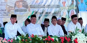 Wagub Sumsel, Cik Ujang didampingi Bupati OKI, Muchendi Mahzareki dan Juru Bicara Firdaus Hasbullah, pada Haflah Akhirussanah Pondok Pesantren Subulul Falah, di Desa Tulung Harapan, Kecamatan Lempuing, OKI, Minggu, (31/5/2026). (fornews.co/ist)