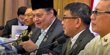 MENTERI Koordinator Bidang Perekonomian RI Airlangga Hartarto dan Menteri Perdagangan dan Industri Filipina Maria Cristina A. Roque, menyaksikan penandatanganan dalam forum Indonesia-Philippines High Level Business Roundtable di Jpark Island Resort, Filipina pada Kamis, 7 Mei. (foto fornews.co/ekon)