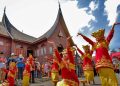 MENTERI Pariwisata Widiyanti Putri Wardhana disambut tarian khas Sumatra Barat pada pertemuan bersama para pelaku Industri pariwisata di Desa Wisata Koto Gadang, Kabupaten Agam, Kamis, 30 April 2026. (foto fornews.co/kemenpar)