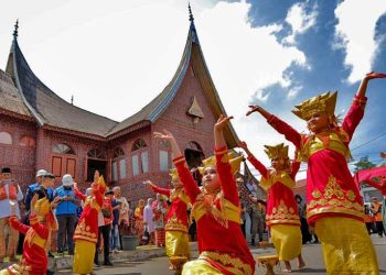 MENTERI Pariwisata Widiyanti Putri Wardhana disambut tarian khas Sumatra Barat pada pertemuan bersama para pelaku Industri pariwisata di Desa Wisata Koto Gadang, Kabupaten Agam, Kamis, 30 April 2026. (foto fornews.co/kemenpar)