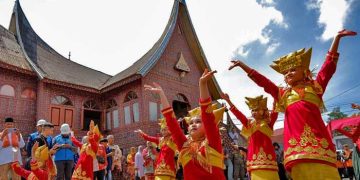 MENTERI Pariwisata Widiyanti Putri Wardhana disambut tarian khas Sumatra Barat pada pertemuan bersama para pelaku Industri pariwisata di Desa Wisata Koto Gadang, Kabupaten Agam, Kamis, 30 April 2026. (foto fornews.co/kemenpar)