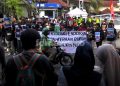 MAY DAY, massa unjuk rasa menyuarakan sembilan tuntutan di luar pagar gedung DPRD DIY di kawasan destinasi Malioboro pada Jum'at siang, 1 Mei 2026. (foto fornews.co/adam)