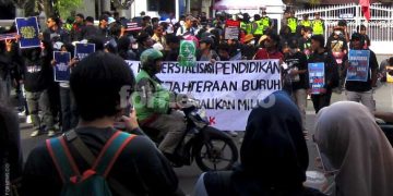 MAY DAY, massa unjuk rasa menyuarakan sembilan tuntutan di luar pagar gedung DPRD DIY di kawasan destinasi Malioboro pada Jum'at siang, 1 Mei 2026. (foto fornews.co/adam)