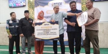 BADAN Pengelola Keuangan Haji (BPKH) melalui Program Kemaslahatan secara simbolis menyerahkan mobil ambulans kepada Yayasan Masjid Darul Ikrom, Sambilegi Lor, Kelurahan Maguwoharjo, Kabupaten Sleman, Daerah Istimewa Jogjakarta, Sabtu, 20 Juni 2026. (foto fornews.co/adam)