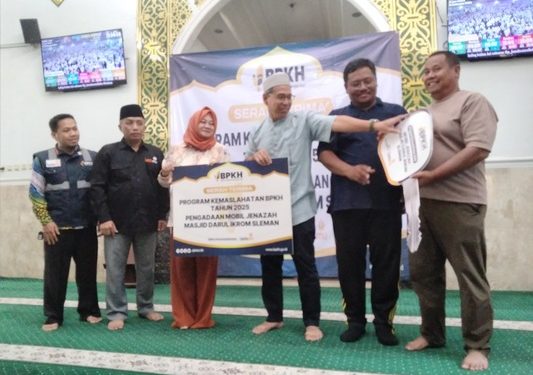 BADAN Pengelola Keuangan Haji (BPKH) melalui Program Kemaslahatan secara simbolis menyerahkan mobil ambulans kepada Yayasan Masjid Darul Ikrom, Sambilegi Lor, Kelurahan Maguwoharjo, Kabupaten Sleman, Daerah Istimewa Jogjakarta, Sabtu, 20 Juni 2026. (foto fornews.co/adam)