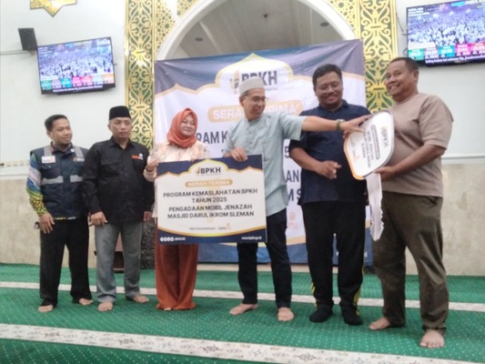 BADAN Pengelola Keuangan Haji (BPKH) melalui Program Kemaslahatan secara simbolis menyerahkan mobil ambulans kepada Yayasan Masjid Darul Ikrom, Sambilegi Lor, Kelurahan Maguwoharjo, Kabupaten Sleman, Daerah Istimewa Jogjakarta, Sabtu, 20 Juni 2026. (foto fornews.co/adam)