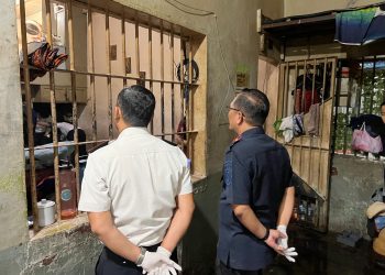 Kakanwil Ditjenpas Sumsel, Erwedi Supriyatno, saat memantau petugas memeriksa blok hunian warga binaan Lapas Kelas I Palembang, Senin (1/6/2026). (fornews.co/ist)