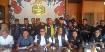 Junaidi didampingi Kuasa Hukumnya, Benny Murdani, SH, MH saat memberikan kepada awak media, Sabtu (6/6/2026). (fornews.co/foto: ist)