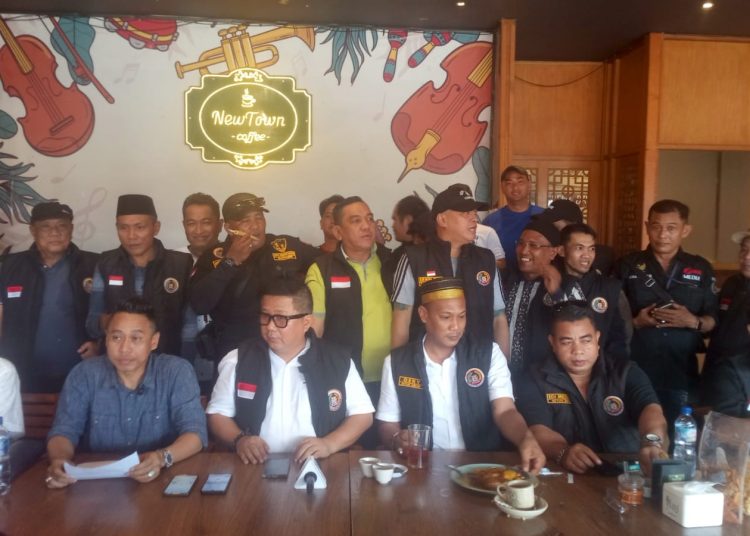 Junaidi didampingi Kuasa Hukumnya, Benny Murdani, SH, MH saat memberikan kepada awak media, Sabtu (6/6/2026). (fornews.co/foto: ist)