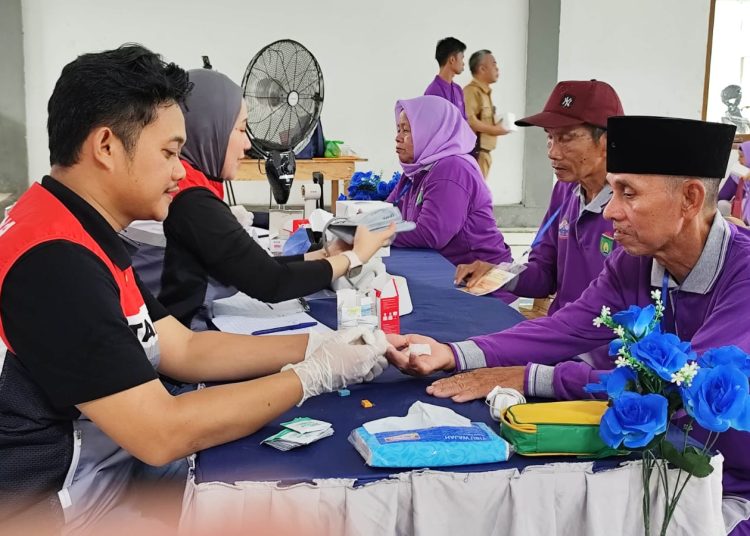 Lansia dari Desa Pangkul, Kecamatan Cambai, Kota Prabumulih, melakukan pemeriksaan kesehatan gratis di Sekolah Lansia Harapan Bunda, Kamis (29/5/2026). (fornews.co/foto: ist)