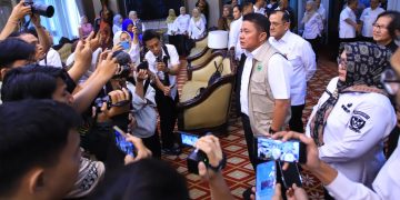 Gubernur Sumsel, Herman Deru didampingi Plt Bupati Muara Enim, Sumarni, memberikan keterangan pers kepada awak media di Griya Agung, Palembang, Rabu (10/6/2026). (fornews.co/foto: ist)