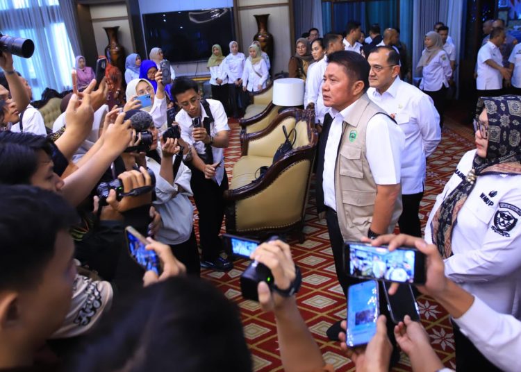 Gubernur Sumsel, Herman Deru didampingi Plt Bupati Muara Enim, Sumarni, memberikan keterangan pers kepada awak media di Griya Agung, Palembang, Rabu (10/6/2026). (fornews.co/foto: ist)