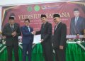 Dekan FH UMP, Abdul Hamid Usman bersama Ketua Umum IKA FH UMP, Muhammad Arifudin, pada pada Yudisium FH UMP tahun akademik 2025/2026 di gedung Auditorium PWM Sumsel, Palembang, Kamis (11/6/2026). (fornews.co/foto: ist)