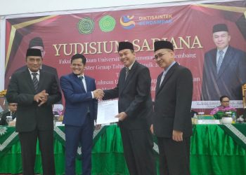 Dekan FH UMP, Abdul Hamid Usman bersama Ketua Umum IKA FH UMP, Muhammad Arifudin, pada pada Yudisium FH UMP tahun akademik 2025/2026 di gedung Auditorium PWM Sumsel, Palembang, Kamis (11/6/2026). (fornews.co/foto: ist)