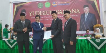 Dekan FH UMP, Abdul Hamid Usman bersama Ketua Umum IKA FH UMP, Muhammad Arifudin, pada pada Yudisium FH UMP tahun akademik 2025/2026 di gedung Auditorium PWM Sumsel, Palembang, Kamis (11/6/2026). (fornews.co/foto: ist)