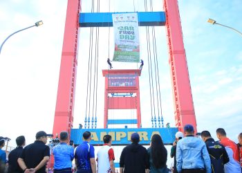 Gubernur Sumsel, Herman Deru bersama Wali Kota Palembang, Ratu Dewa dan rombongan saat melaunching CFD di kawasan Jembatan Ampera, Minggu (14/6/2026). (fornews.co/foto: ist)