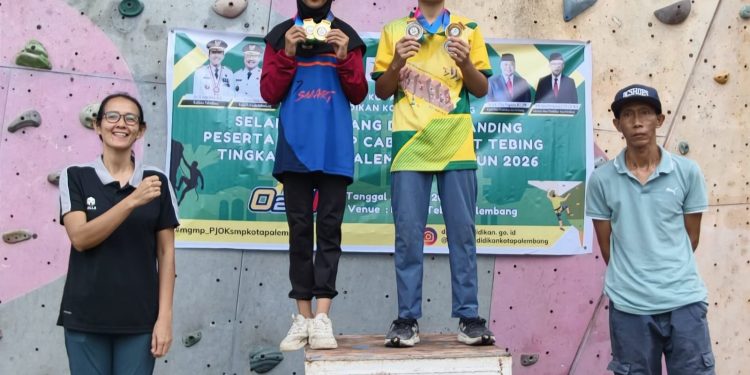 Siswa SMPN 9 Palembang, Fatih Noor Kertanegara, usai penyerahan medali juara 1 O2SN Tingkat Kota Palembang Tahun 2026 cabor Panjat Tebing, di Venue Panjat Tebing JSC Palembang, Minggu (14/6/2026). (fornews.co/foto: ist)