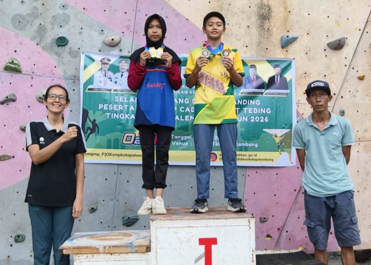 Siswa SMPN 9 Palembang, Fatih Noor Kertanegara, usai penyerahan medali juara 1 O2SN Tingkat Kota Palembang Tahun 2026 cabor Panjat Tebing, di Venue Panjat Tebing JSC Palembang, Minggu (14/6/2026). (fornews.co/foto: ist)
