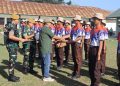 Kepala Departemen Formalitas & Komunikasi SKK Migas Sumbagsel Safei menyerahkan sertifikat kepada peserta pendidikan dasar bela negara di Batalyon Arhanud 12/SBP dari tanggal 22 - 26 Juni 2026. (fornews.co/foto: ist)