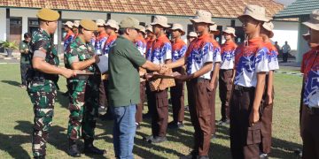 Kepala Departemen Formalitas & Komunikasi SKK Migas Sumbagsel Safei menyerahkan sertifikat kepada peserta pendidikan dasar bela negara di Batalyon Arhanud 12/SBP dari tanggal 22 - 26 Juni 2026. (fornews.co/foto: ist)