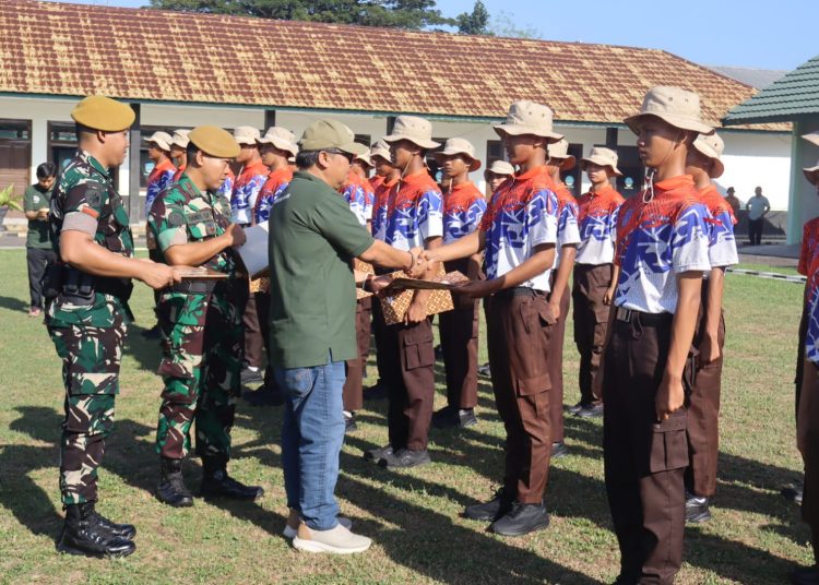 Kepala Departemen Formalitas & Komunikasi SKK Migas Sumbagsel Safei menyerahkan sertifikat kepada peserta pendidikan dasar bela negara di Batalyon Arhanud 12/SBP dari tanggal 22 - 26 Juni 2026. (fornews.co/foto: ist)