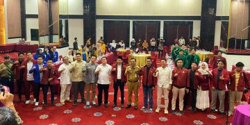 Peserta dan nara sumber berfoto bersama usai FGD tentang Permen ESDM Nomor 14 Tahun 2025 di Sumsel yang diinisiasi Fokal IMM Sumsel di Hotel Daira, Palembang, Selasa (30/6/2026). (fornews.co/foto: ist)