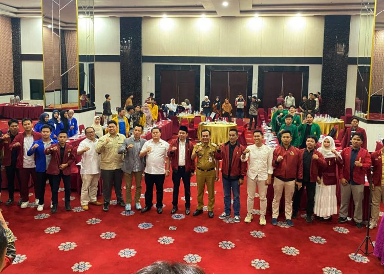Peserta dan nara sumber berfoto bersama usai FGD tentang Permen ESDM Nomor 14 Tahun 2025 di Sumsel yang diinisiasi Fokal IMM Sumsel di Hotel Daira, Palembang, Selasa (30/6/2026). (fornews.co/foto: ist)