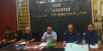 Kajati Sumsel, Ketut Sumedana saat memberikan keterangan kepada awak media saat konferensi pers dikantor Kejati Sumsel, Kamis (4/6/2026) malam. (fornews.co/foto: ist)