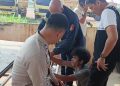 Pelaku yang melarikan kendaraan perusahaan, Irza Prasetya, saat ditangkap jajaran Polsek Sukarami. (fornews.co/foto: ist)