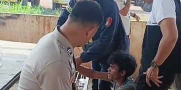 Pelaku yang melarikan kendaraan perusahaan, Irza Prasetya, saat ditangkap jajaran Polsek Sukarami. (fornews.co/foto: ist)